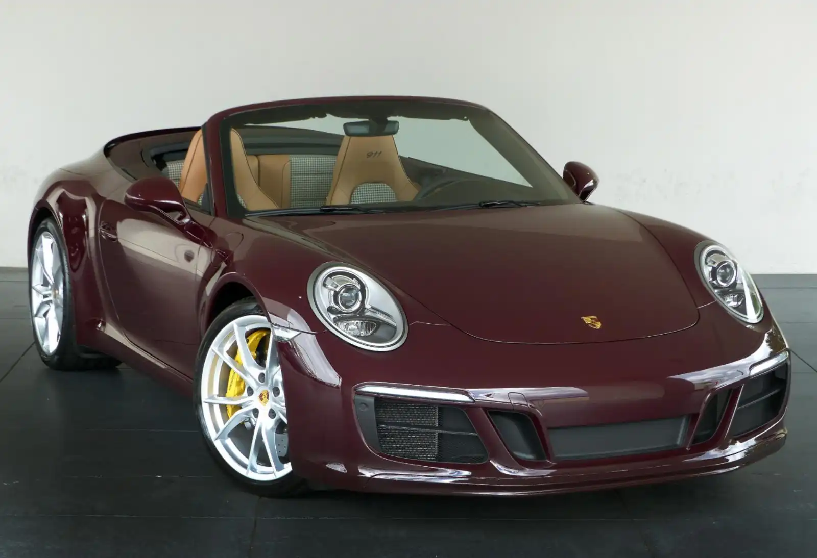 2018 Porsche 911 Carrera 4 Cabriolet's photo