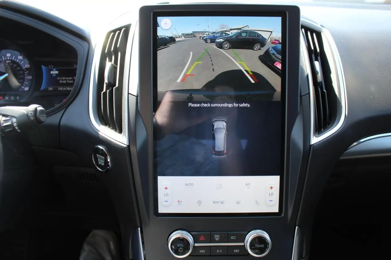 2022 Ford Edge Titanium AWD photo 3