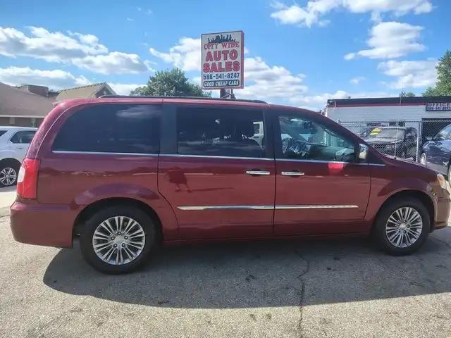 2016 Chrysler Town & Country Touring-L's photo