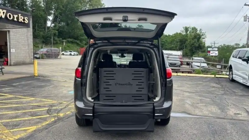 2017 Chrysler Pacifica Touring-L's photo