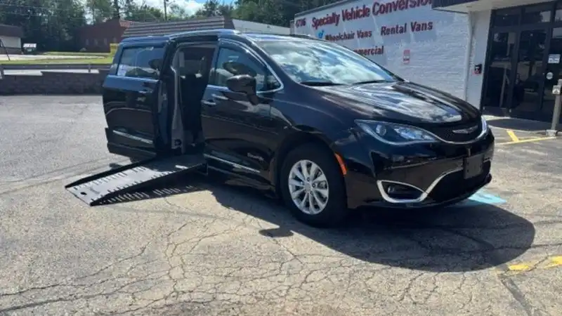 2019 Chrysler Pacifica Touring L's photo
