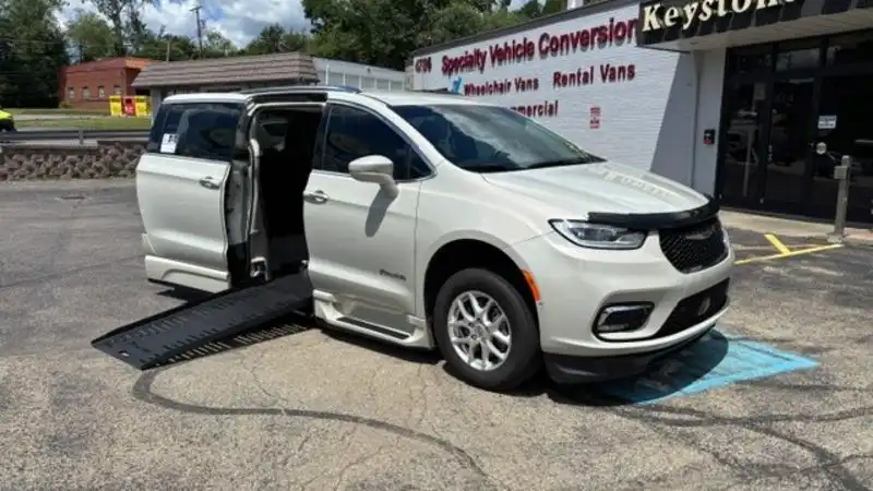 2021 Chrysler Pacifica Touring L's photo