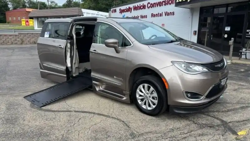 2018 Chrysler Pacifica Touring L's photo