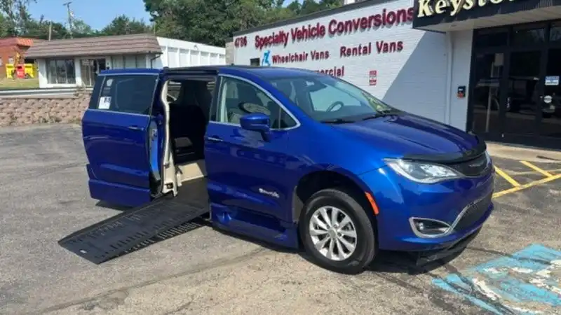 2018 Chrysler Pacifica Touring Plus's photo