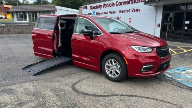 2024 Chrysler Pacifica Touring L's photo