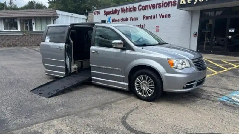 2014 Chrysler Town & Country Touring-L's photo