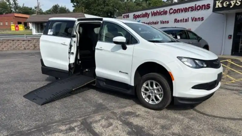 2022 Chrysler Voyager LX's photo