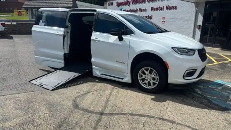 2026 Chrysler Pacifica Select's photo