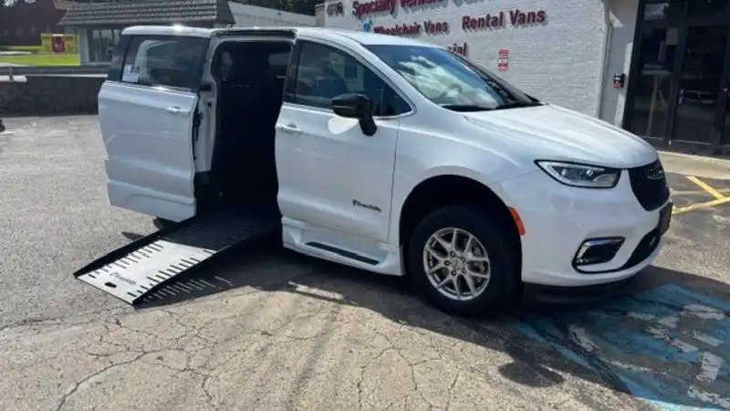 2024 Chrysler Pacifica Touring's photo