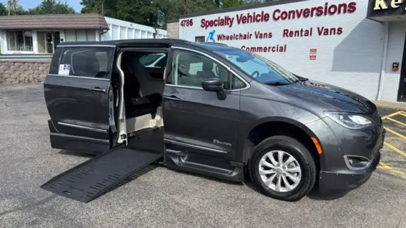 2017 Chrysler Pacifica Touring L's photo