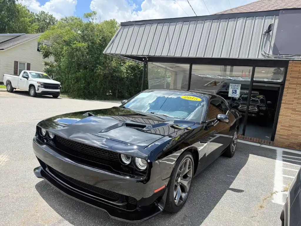 2015 Dodge Challenger SXT's photo