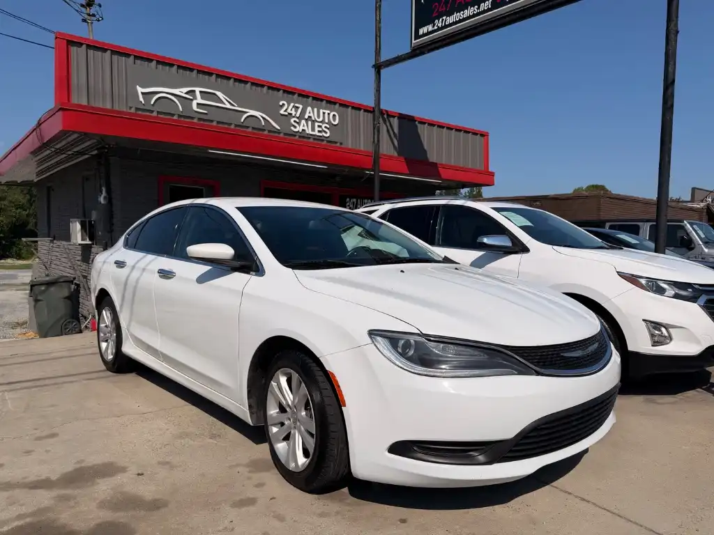 2017 Chrysler 200 Touring's photo
