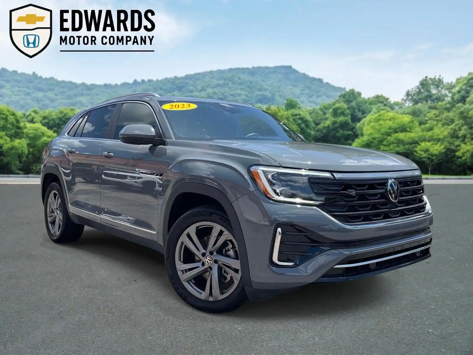 2024 Volkswagen Atlas Cross Sport 2.0T SEL R-Line 4MOTION's photo