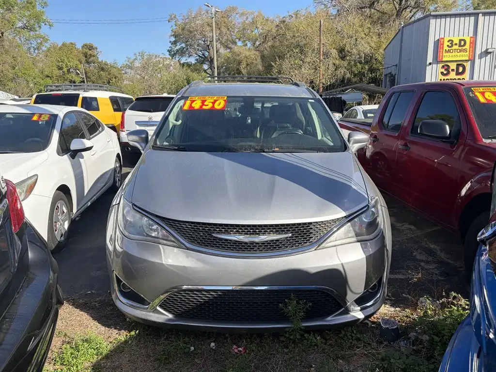 2017 Chrysler Pacifica Touring-L's photo