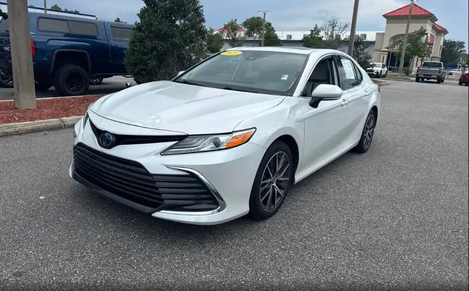 2023 Toyota Camry XLE Hybrid's photo