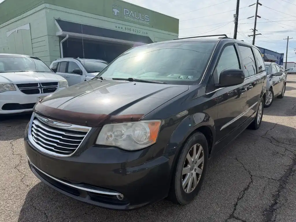 2012 Chrysler Town & Country Touring's photo