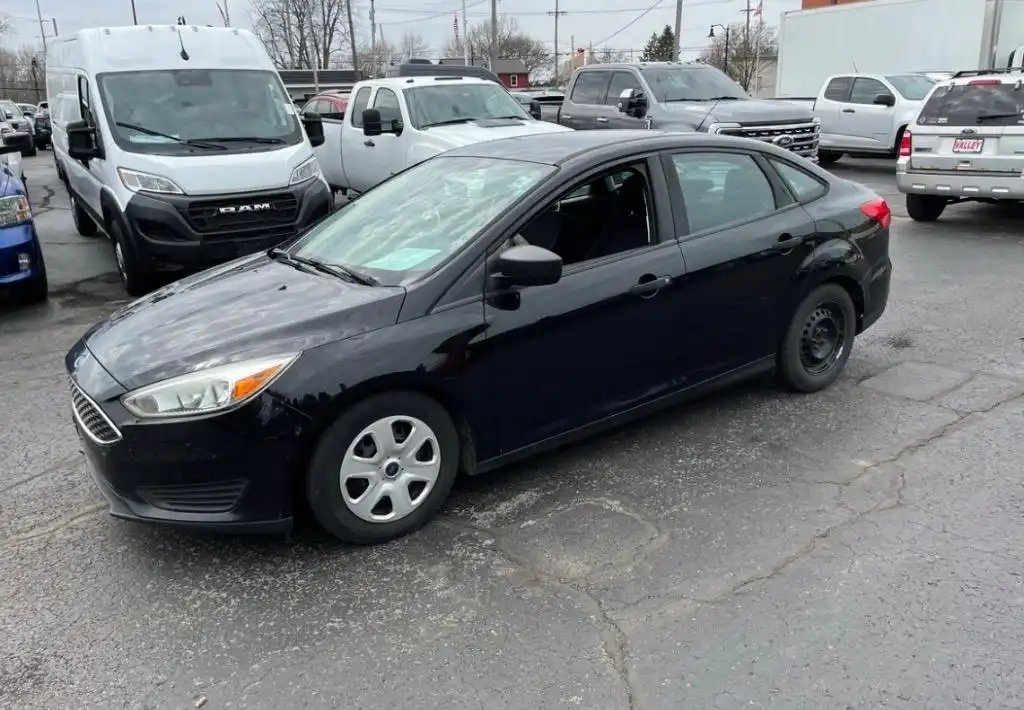 2016 Ford Focus Sedan S's photo