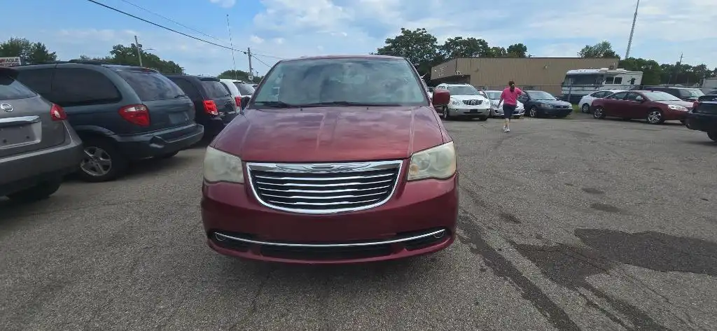 2014 Chrysler Town & Country Touring's photo