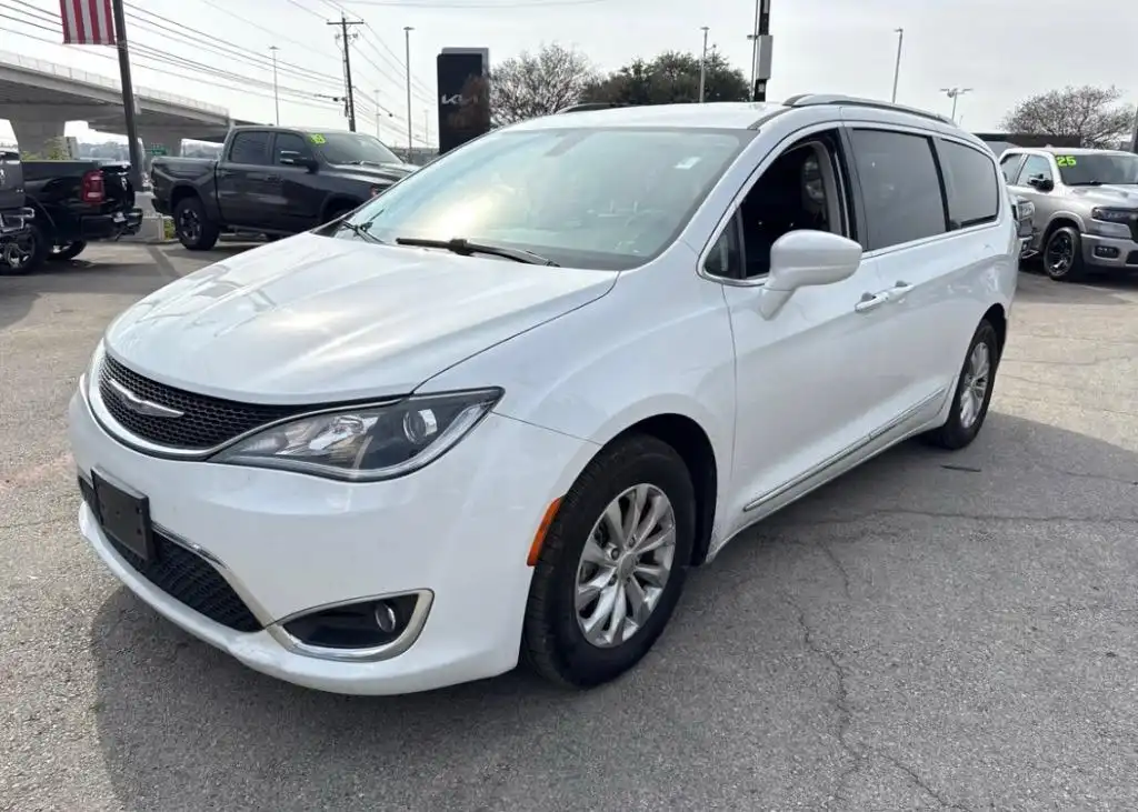 2019 Chrysler Pacifica Touring L's photo