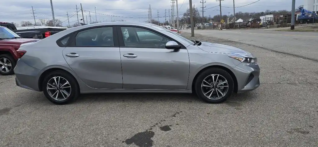 2023 Kia Forte LXS AT's photo