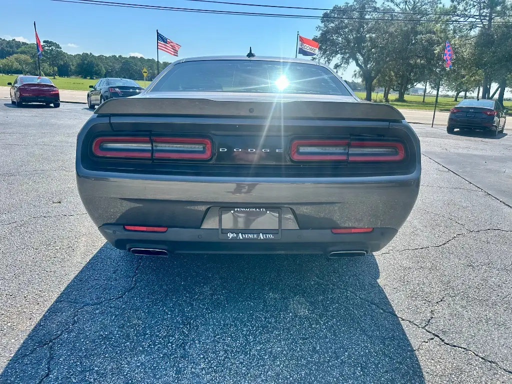 2015 Dodge Challenger SXT Plus photo 4