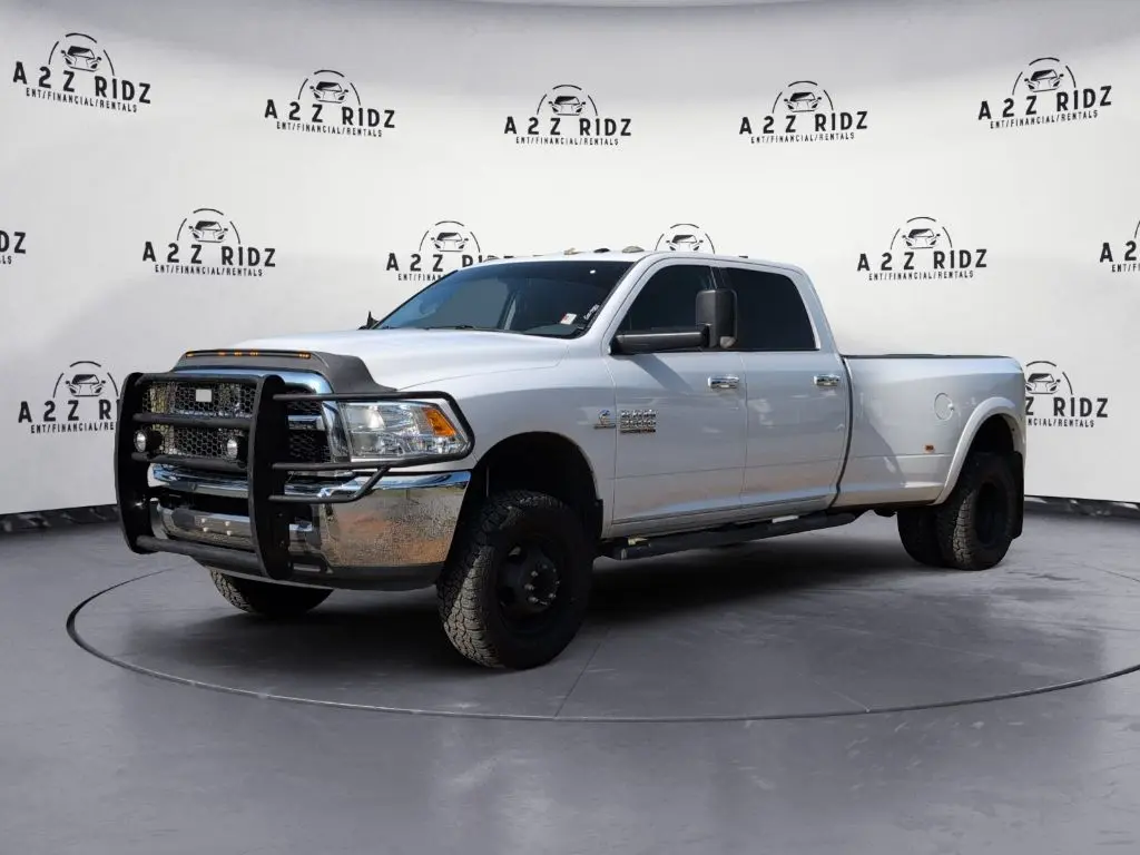 2017 RAM 3500 SLT 4X4 Crew Cab LWB photo 3