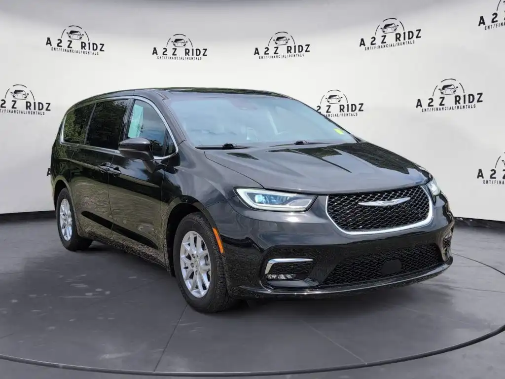 2023 Chrysler Pacifica Touring L's photo