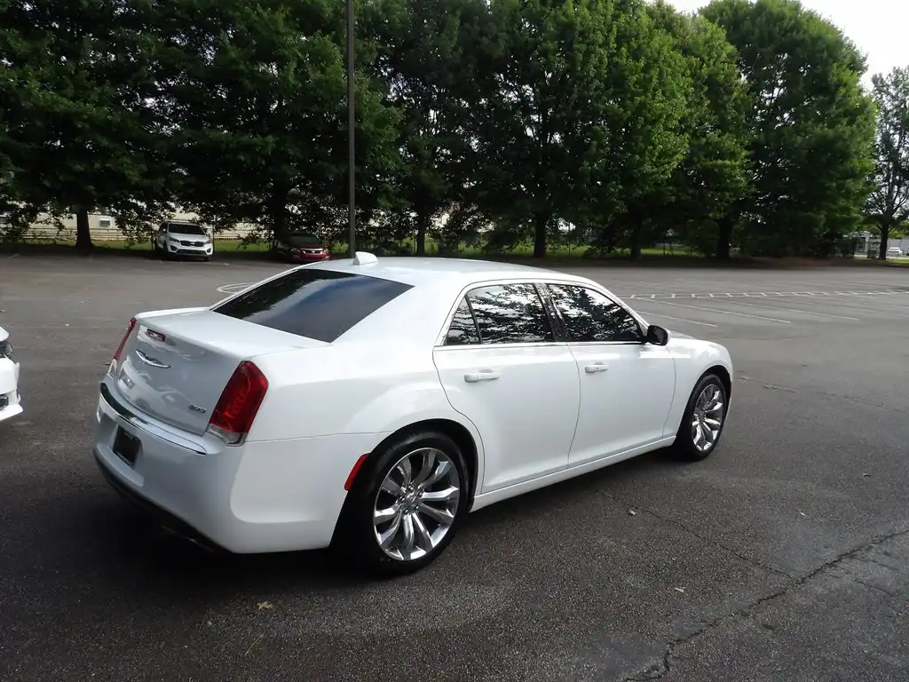 2016 Chrysler 300 Limited's photo