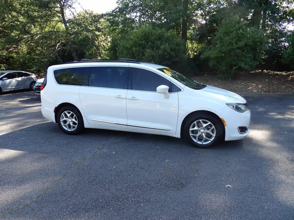 2017 Chrysler Pacifica Touring-L's photo