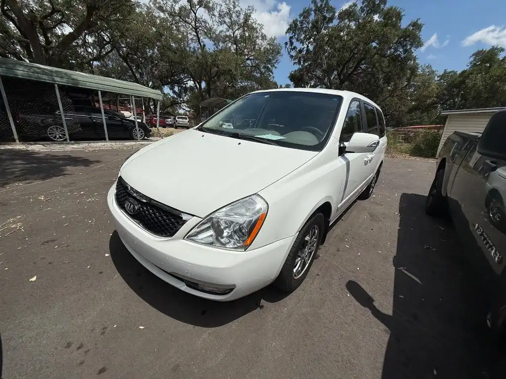 2014 Kia Sedona LX's photo