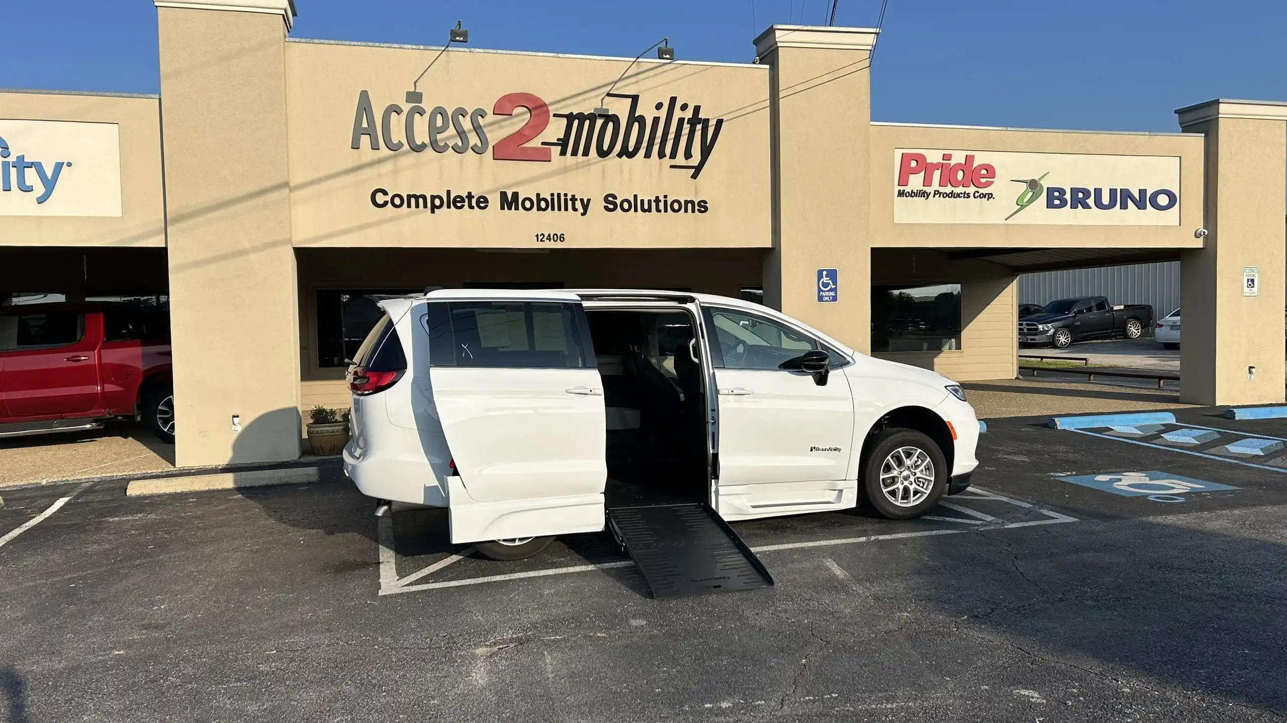 2024 Chrysler Pacifica Touring L's photo