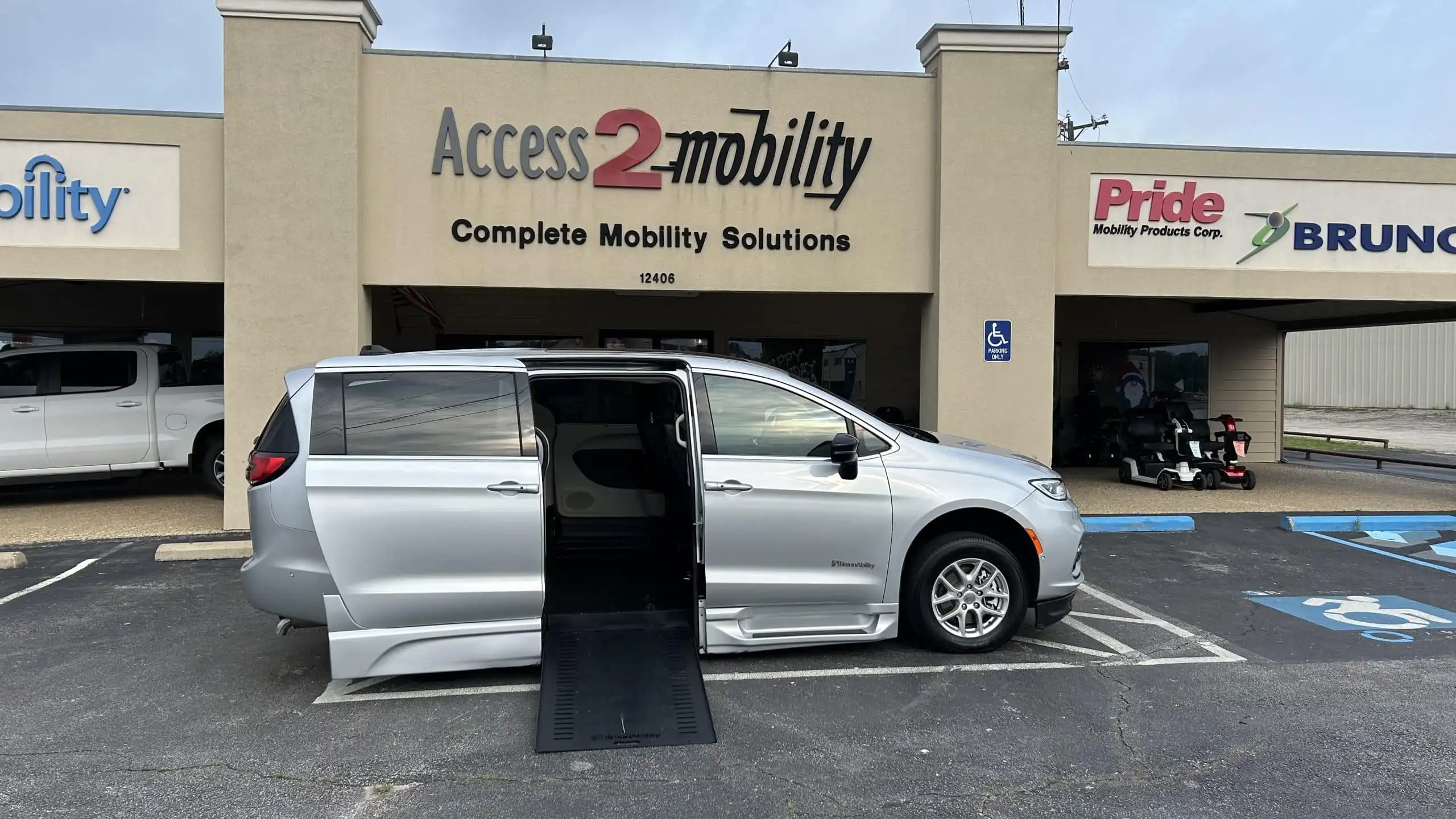 2024 Chrysler Pacifica Touring L's photo