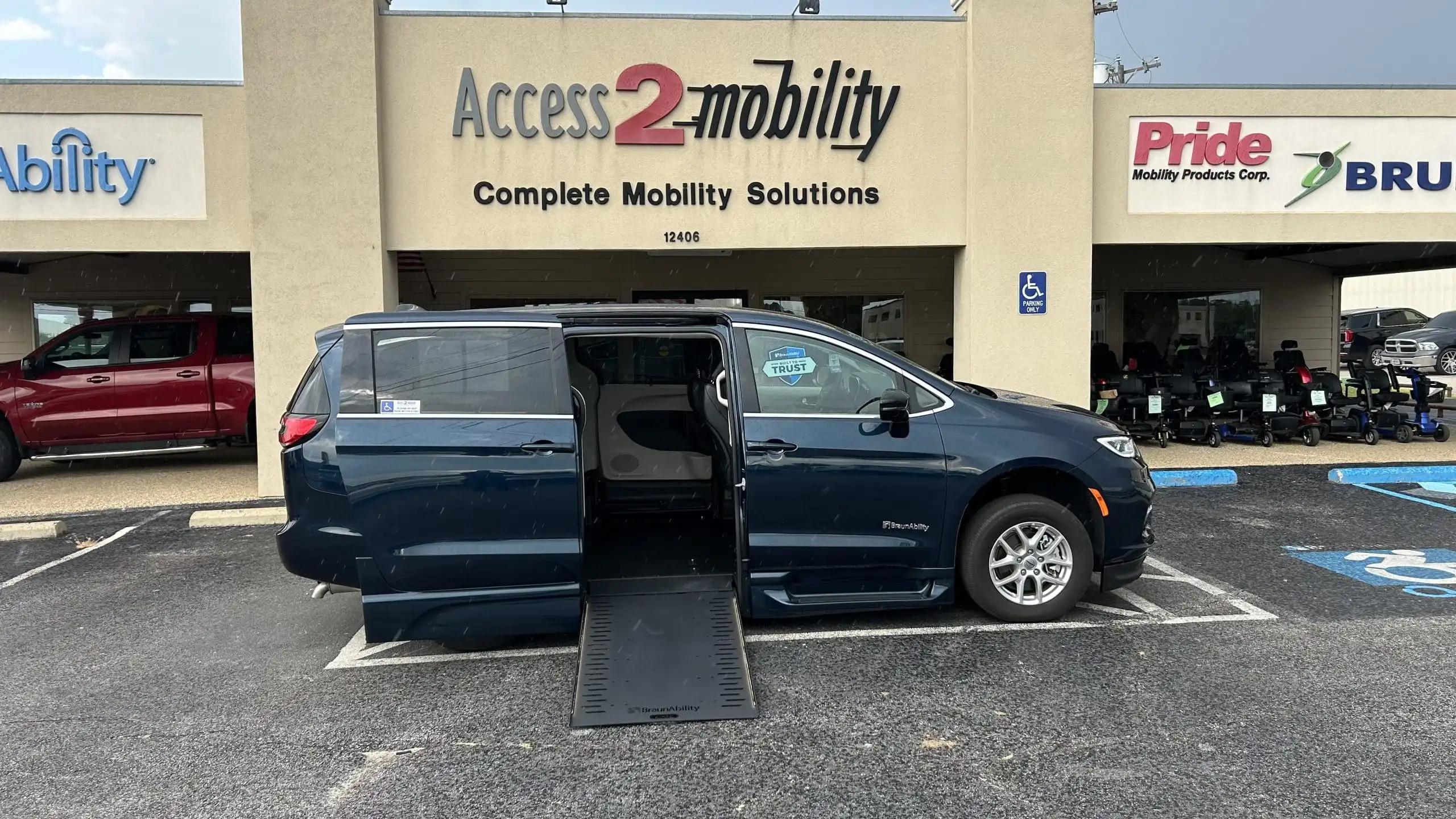 2024 Chrysler Pacifica Touring L's photo