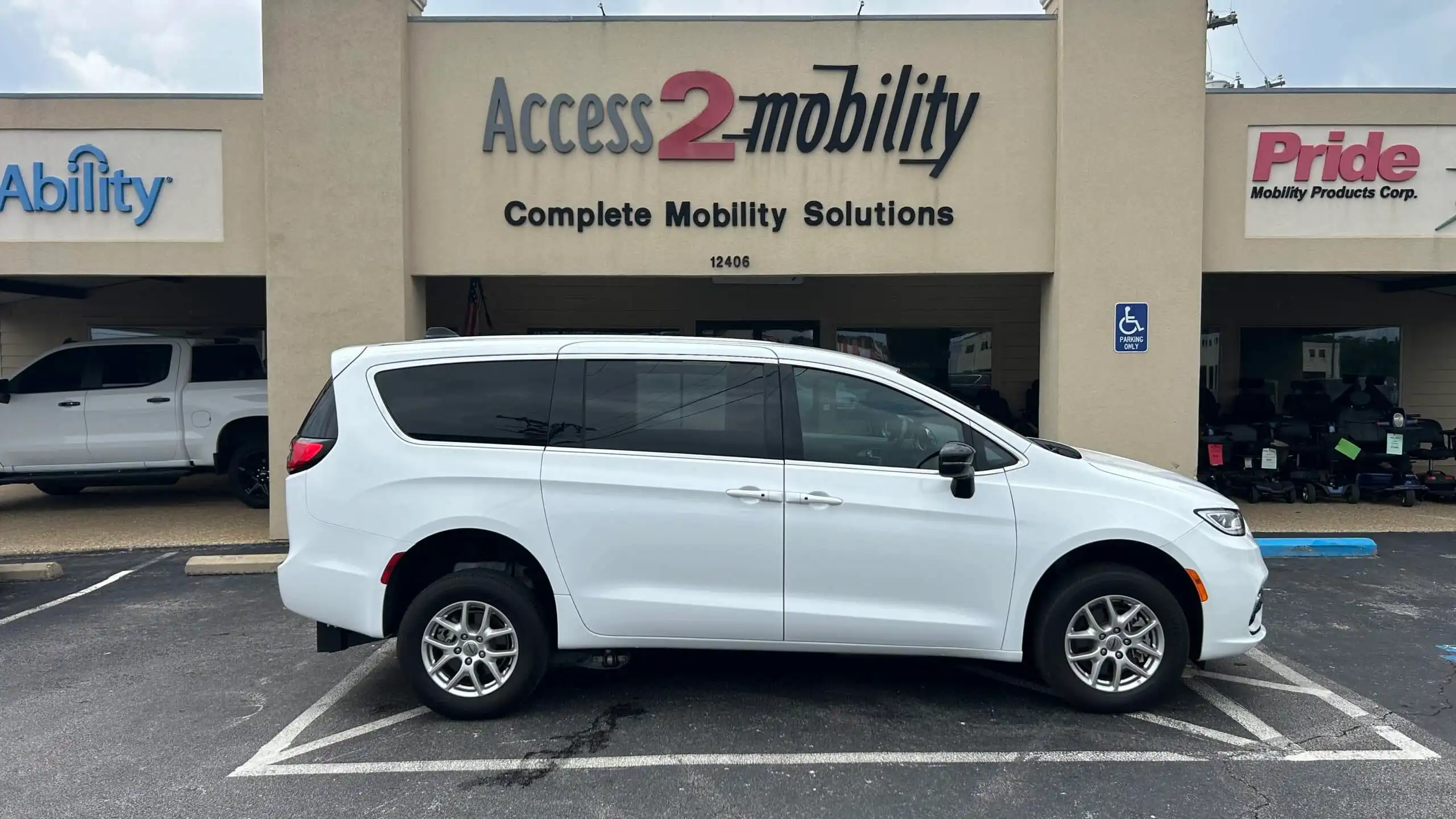 2024 Chrysler Pacifica Touring's photo