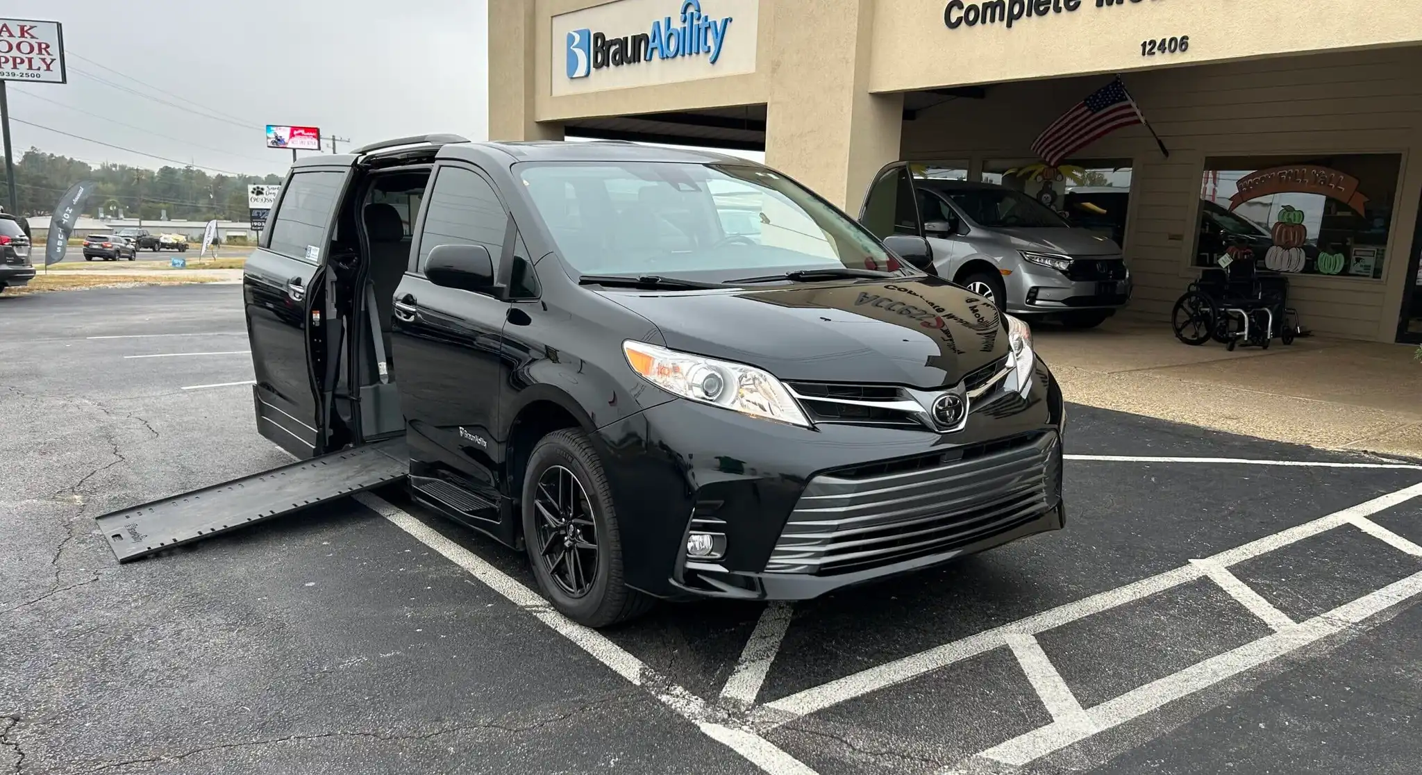 2019 Toyota Sienna XLE V6 7-Passenger Access Seat's photo