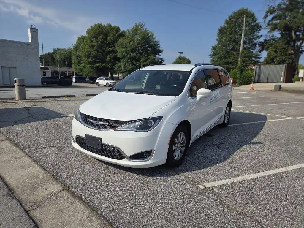 2019 Chrysler Pacifica Touring L's photo