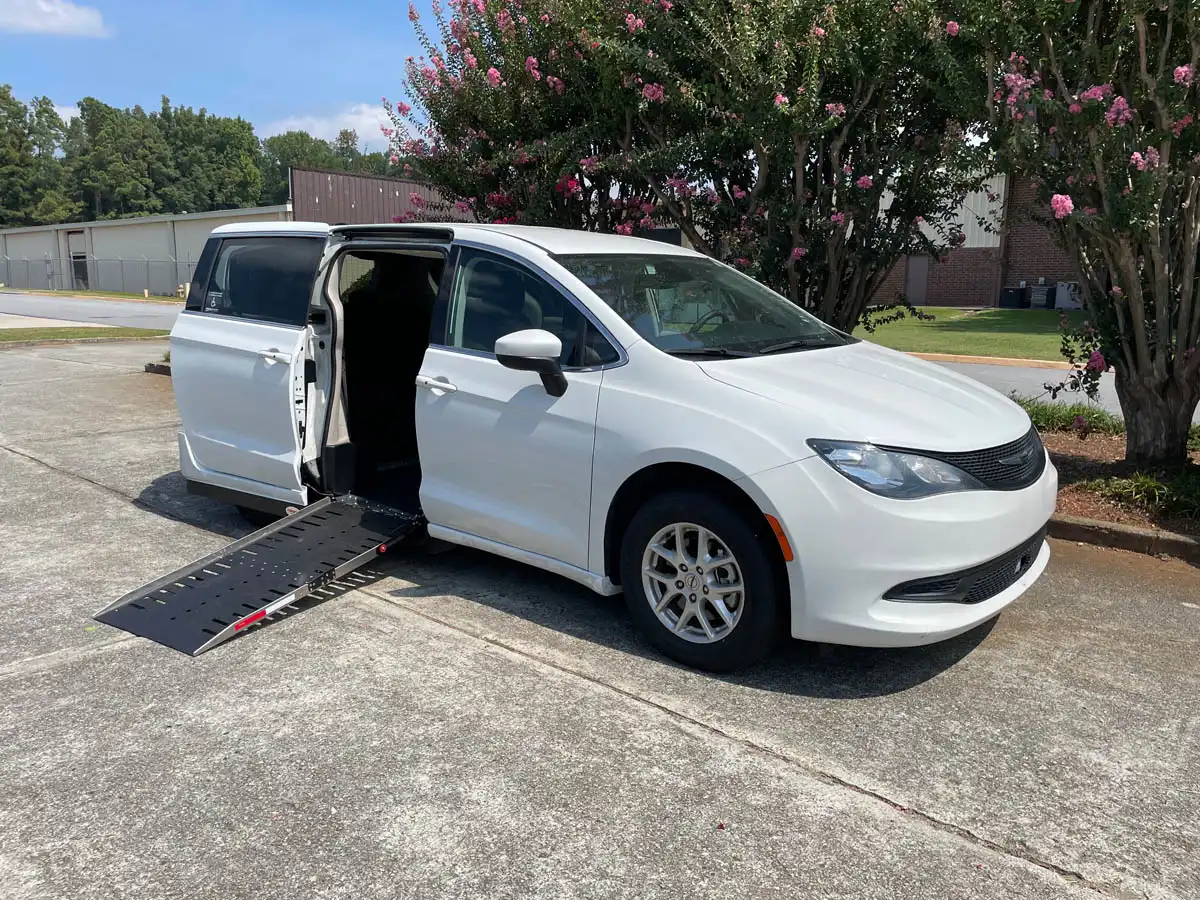 2023 Chrysler Voyager LX's photo