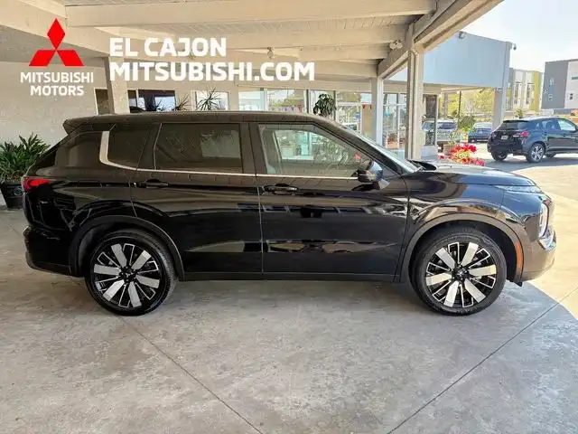 2025 Mitsubishi Outlander SE 2WD's photo