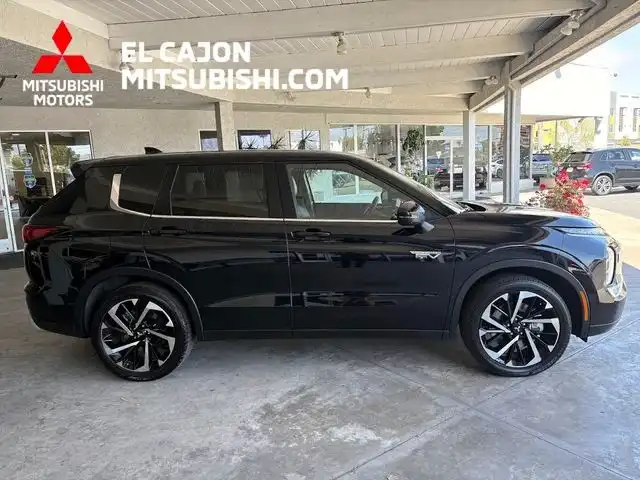 2025 Mitsubishi Outlander Plug-in Hybrid SE S-AWC's photo