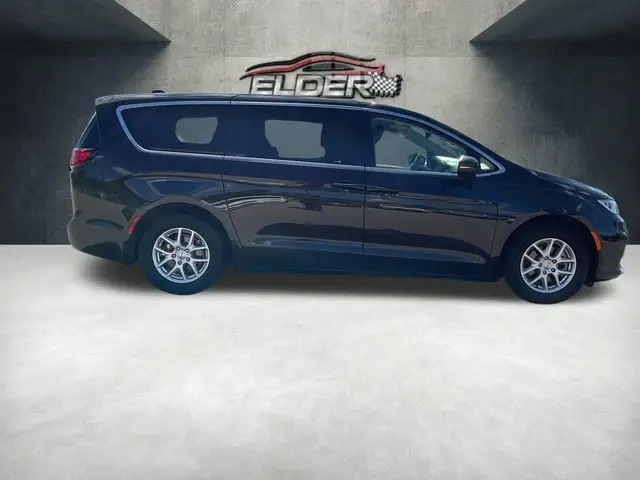 2023 Chrysler Pacifica Touring L photo 5