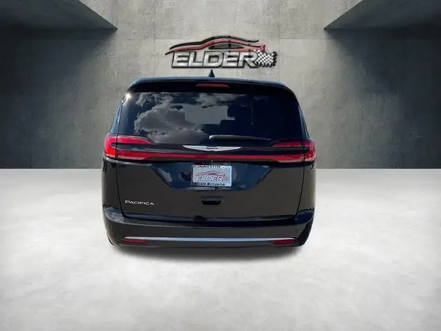 2023 Chrysler Pacifica Touring L photo 3
