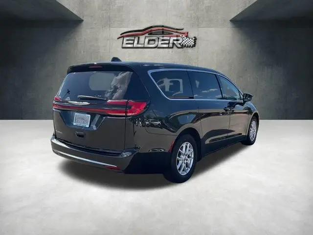 2023 Chrysler Pacifica Touring L photo 4