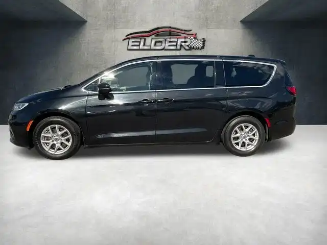 2023 Chrysler Pacifica Touring L's photo