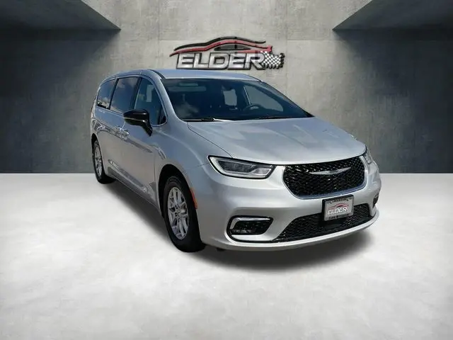 2024 Chrysler Pacifica Touring photo 5