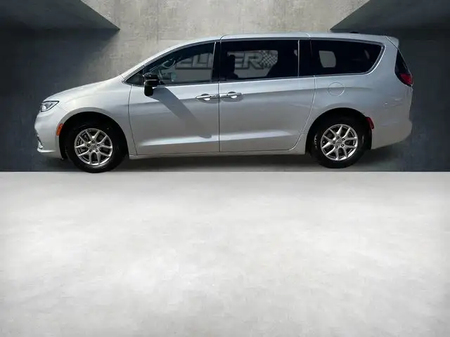 2024 Chrysler Pacifica Touring's photo