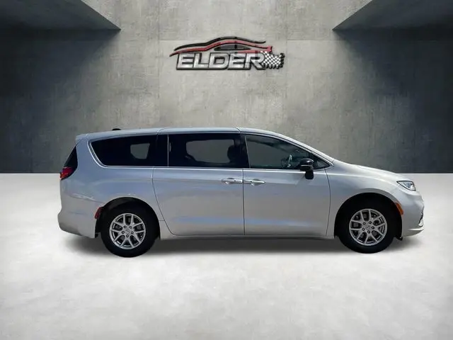 2024 Chrysler Pacifica Touring photo 4