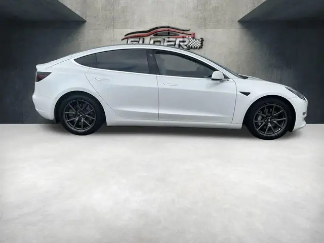 2020 Tesla Model 3 Standard Range Plus photo 5