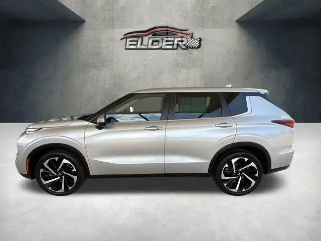 2023 Mitsubishi Outlander SE 2WD's photo