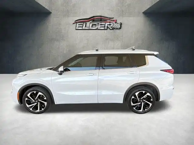 2023 Mitsubishi Outlander SEL 2WD's photo