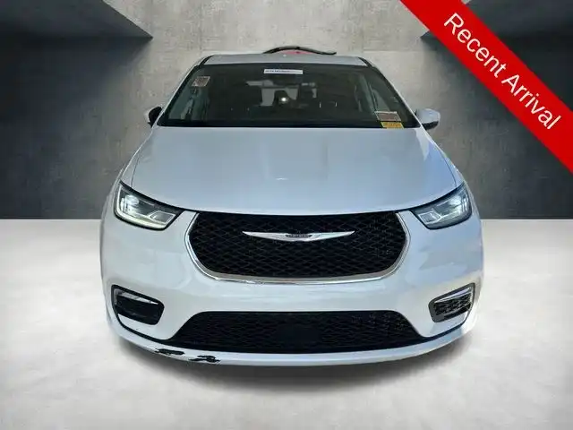 2023 Chrysler Pacifica Touring L's photo